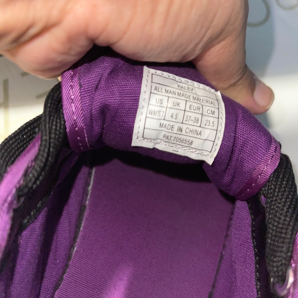 Sneakers - Picture 9 of 10